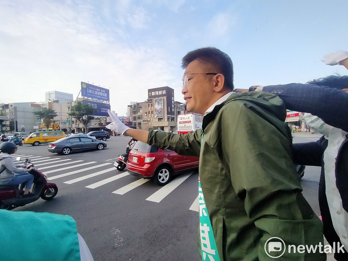 蔡其昌一大早到大里區國光路開「站」。 唐復年/攝