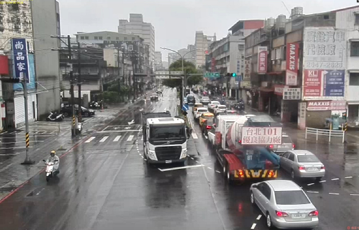 汐止市區在禮門街及貨櫃聯絡道自6時20分起車多。 圖：新北市交通局提供