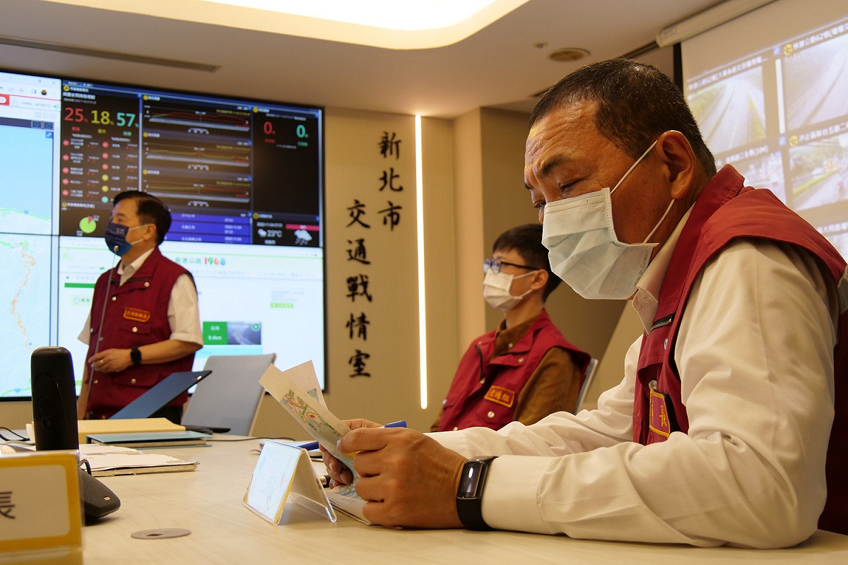 侯友宜今天一早坐鎮交通戰情室。 圖：新北市交通局提供