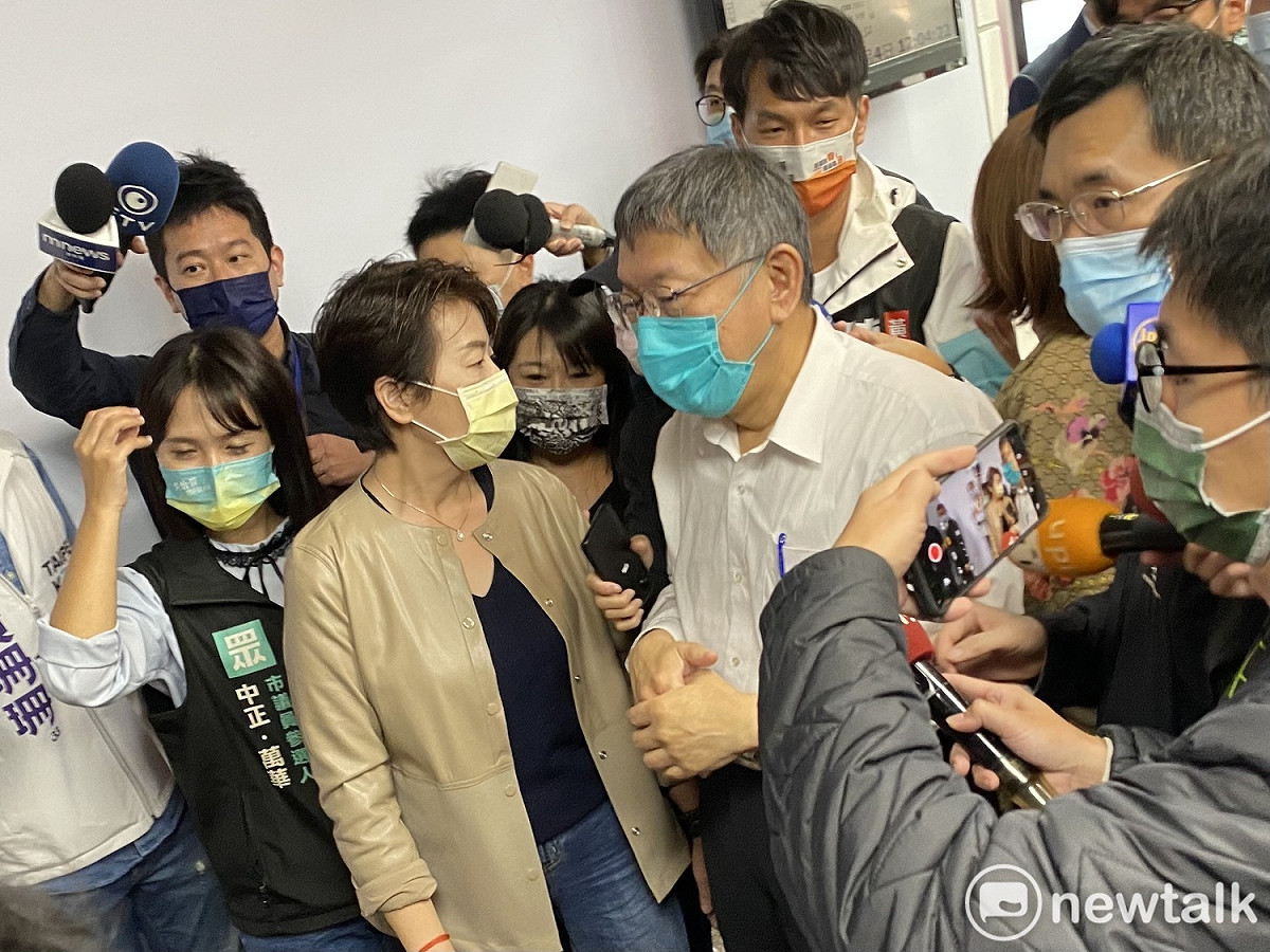 台北市長柯文哲今上午與無黨籍台北市長候選人黃珊珊合體出席2022電器空調影音3C大展。 圖：周煊惠 / 攝