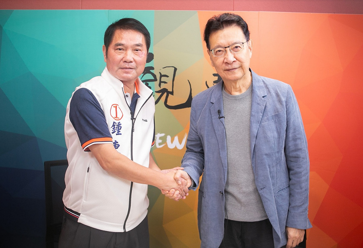 無黨籍苗栗縣長候選人鍾東錦(左)接受趙少康專訪。 圖：中廣/提供
