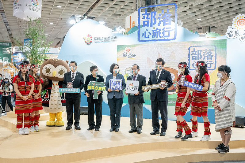原民會今年在「ITF台北國際旅展」推出近30條部落經典遊程，結合7個縣市政府和5處原鄉秘境溫泉，持續與旅行社合作，現場販售遊程及提供諮詢。 圖：總統府提供