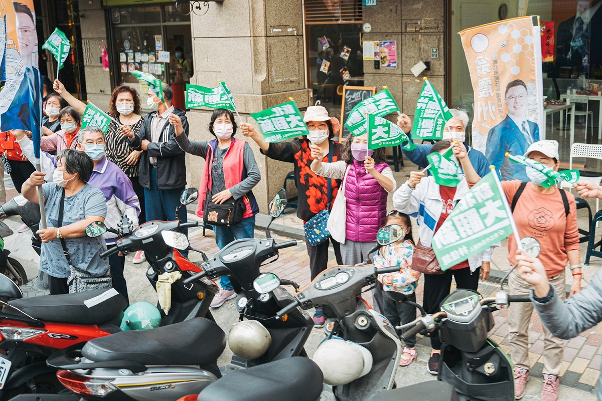 沿途獲得鄉親朋友熱烈歡迎，站在路邊搖著「新北大翻新」旗子為車隊加油打氣、向車隊伸出大拇指比讚。 圖：林競辦提供