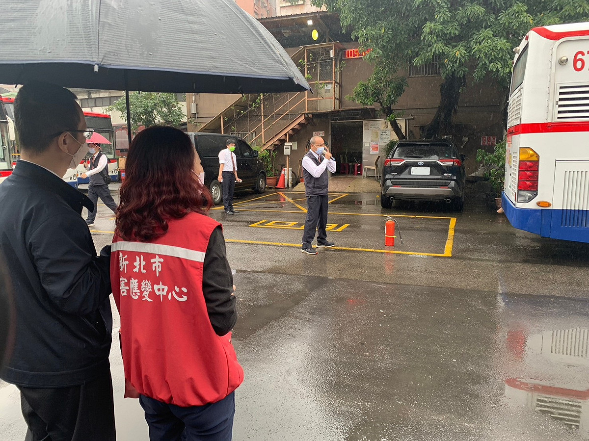 林麗珠督導消防逃生演練。 圖：新北市交通局提供