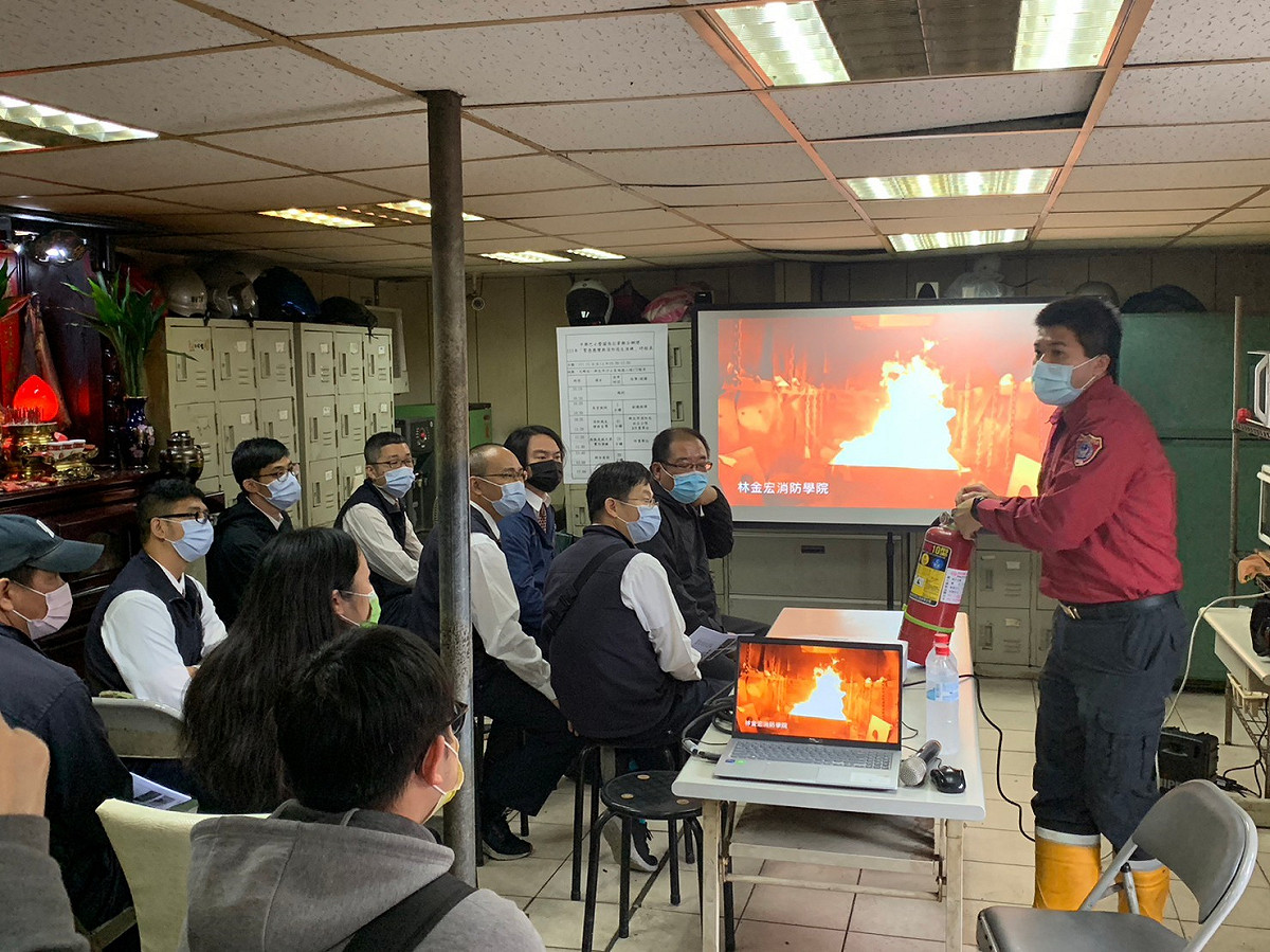 社后分隊隊員進行消防安全宣導。 圖：新北市交通局提供