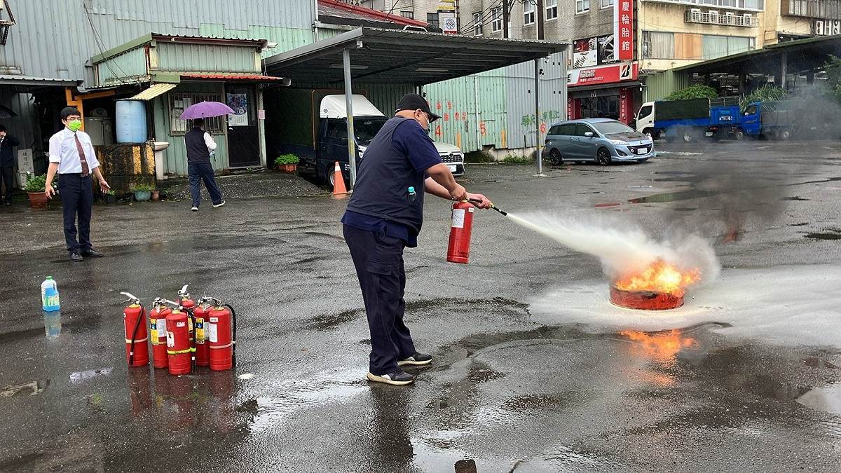 駕駛員執行滅火器實作演練。 圖：新北市交通局提供