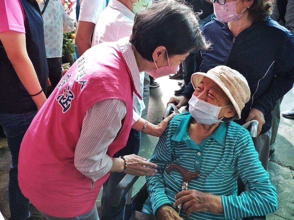 林霈涵強調，她從政以來，始終關懷長者弱勢。 林霈涵競選總部/提供