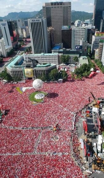 2002 年世界杯期間，助威人群擠滿首爾街頭 圖：翻攝自韓網
