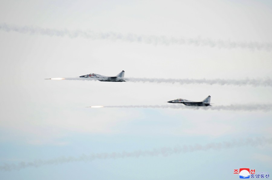 南韓聯合參謀本部稱4日偵獲約180條北韓軍機航跡。圖為10月8日北韓150多架戰鬥機進行大規模空中攻擊綜合演習。 圖：翻攝朝中社(資料照片)