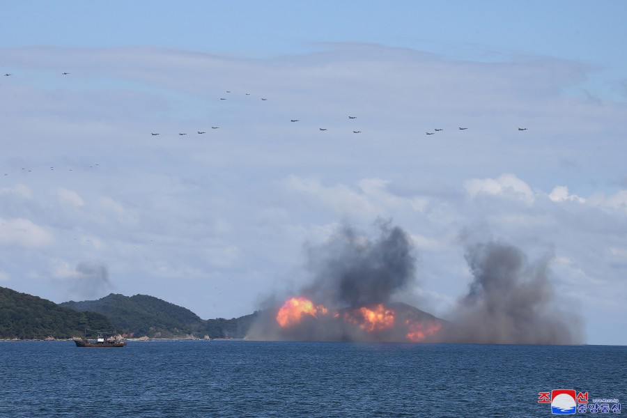 南韓聯合參謀本部稱4日偵獲約180條北韓軍機航跡。圖為10月8日北韓150多架戰鬥機進行大規模空中攻擊綜合演習。 圖：翻攝朝中社(資料照片)