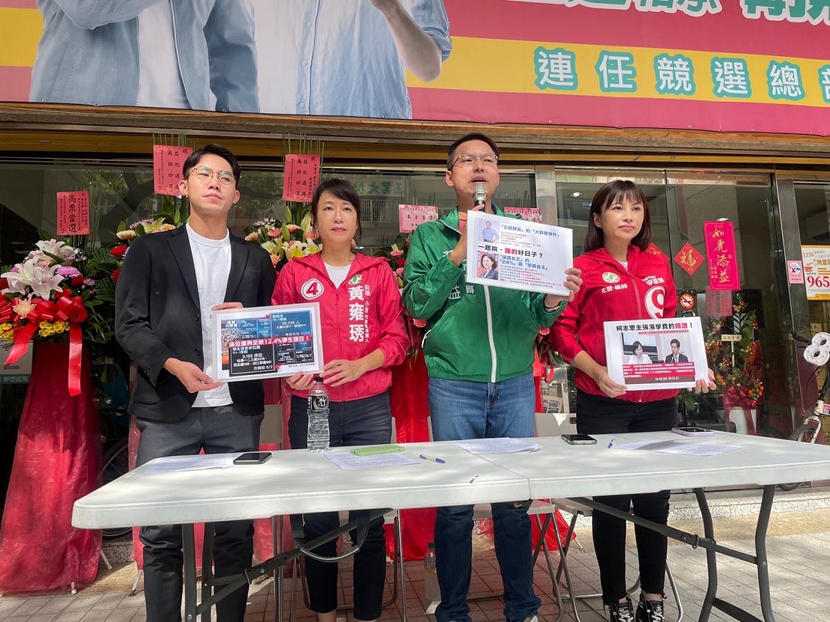 李雅慧、黃文益，黃雍琇及學生代表陳昱丞。(右至左) 圖：黃文益競總提供
