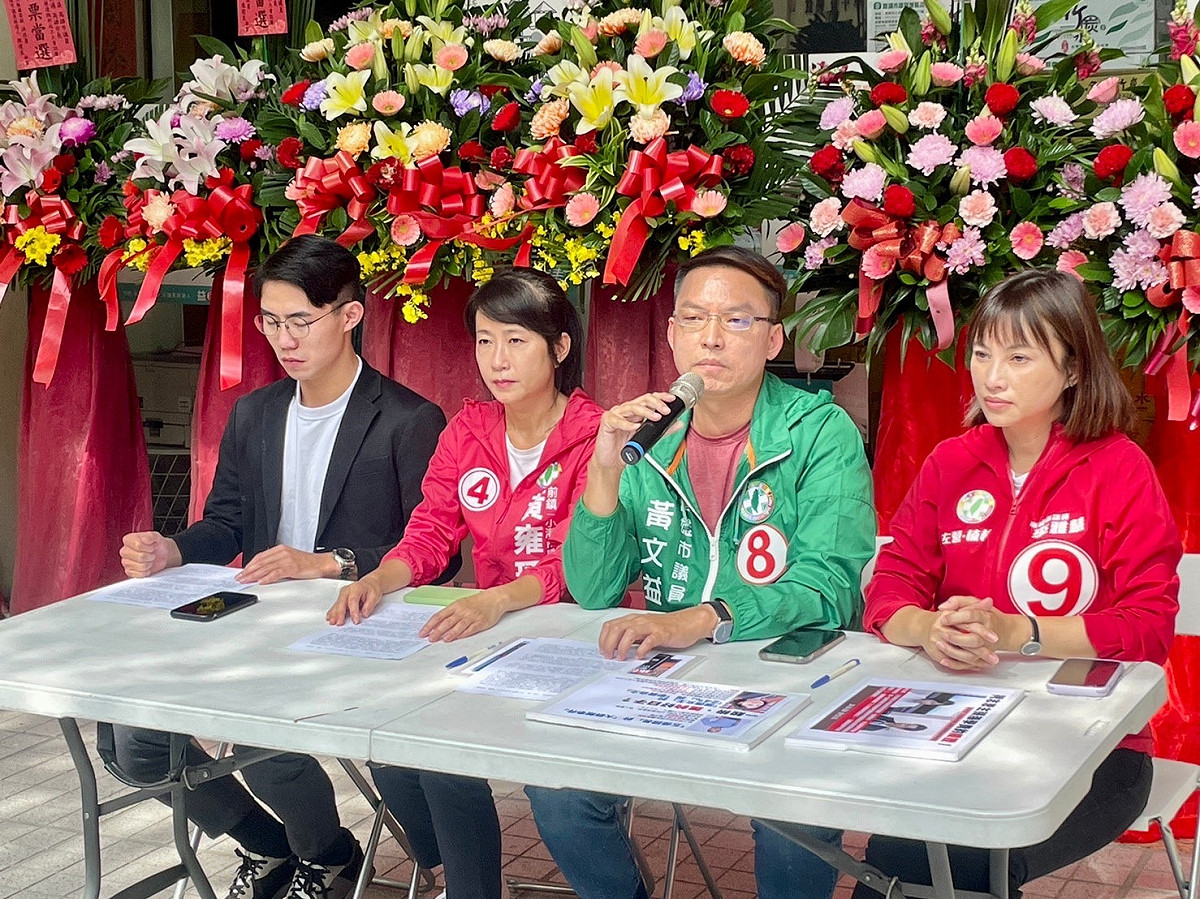 黃文益(右二)痛批柯志恩只會騙年輕選票。 圖：黃文益競總提供