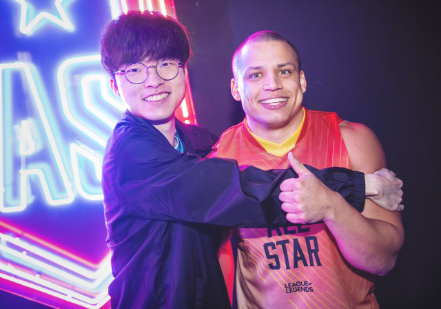 美國知名實況主Tyler1(右)在爬分時巧遇南韓傳奇選手Faker(左)，不過他親眼目睹了這位《英雄聯盟》3冠王在美服的低端操作，讓他大感驚訝。 圖：翻攝自LoL Esports Twitter