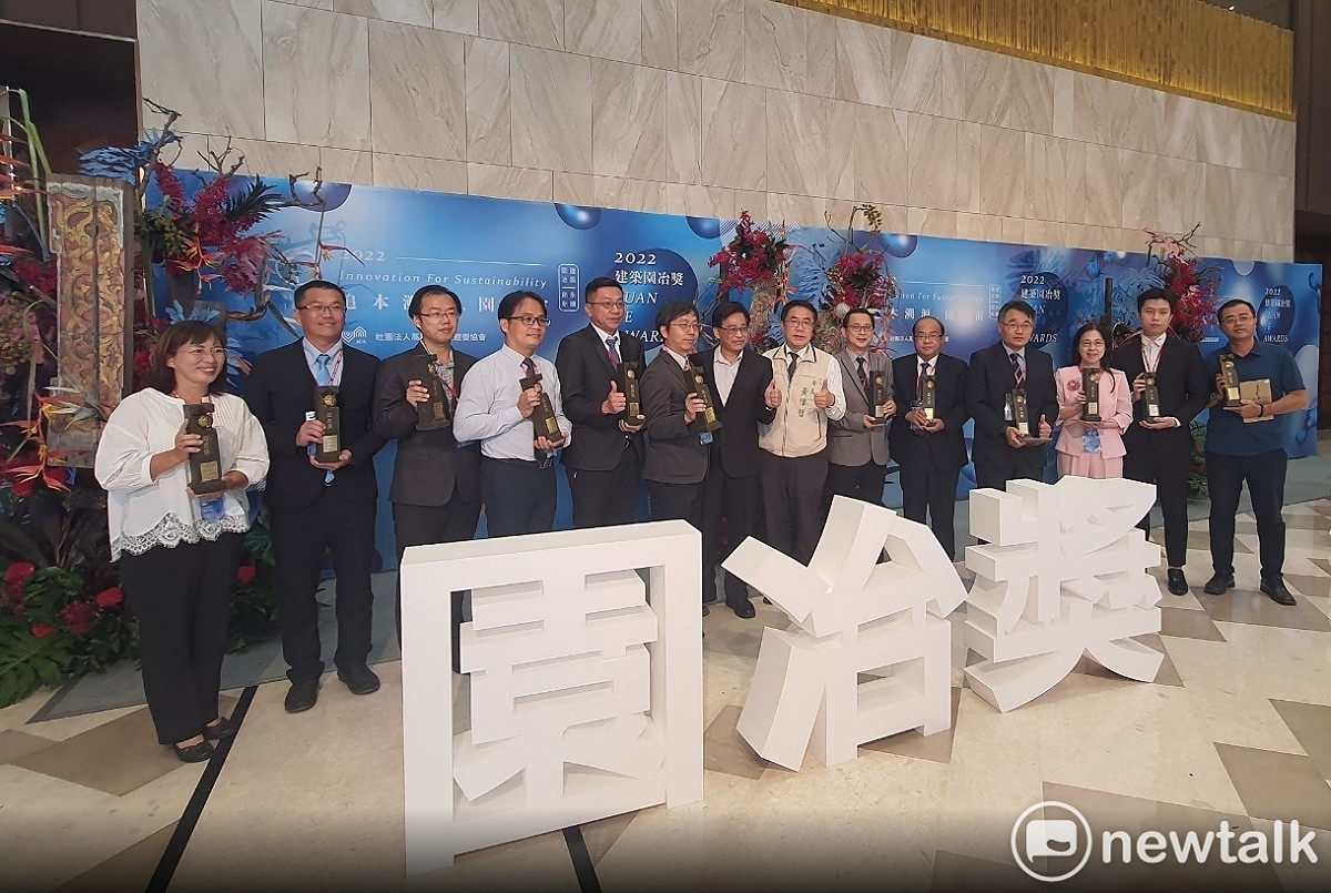 台南市政府表示，市府團隊4年來共獲超過1,220項獎項及考核成績肯定，超過600項首獎及卓越成績。今年度於國內外重要考核中，截至目前為止共獲286獎項，其中2項國際性大獎及46項國內大獎及238項傑出考核及獲獎成績，獲獎數年年提升。 圖：台南市政府提供