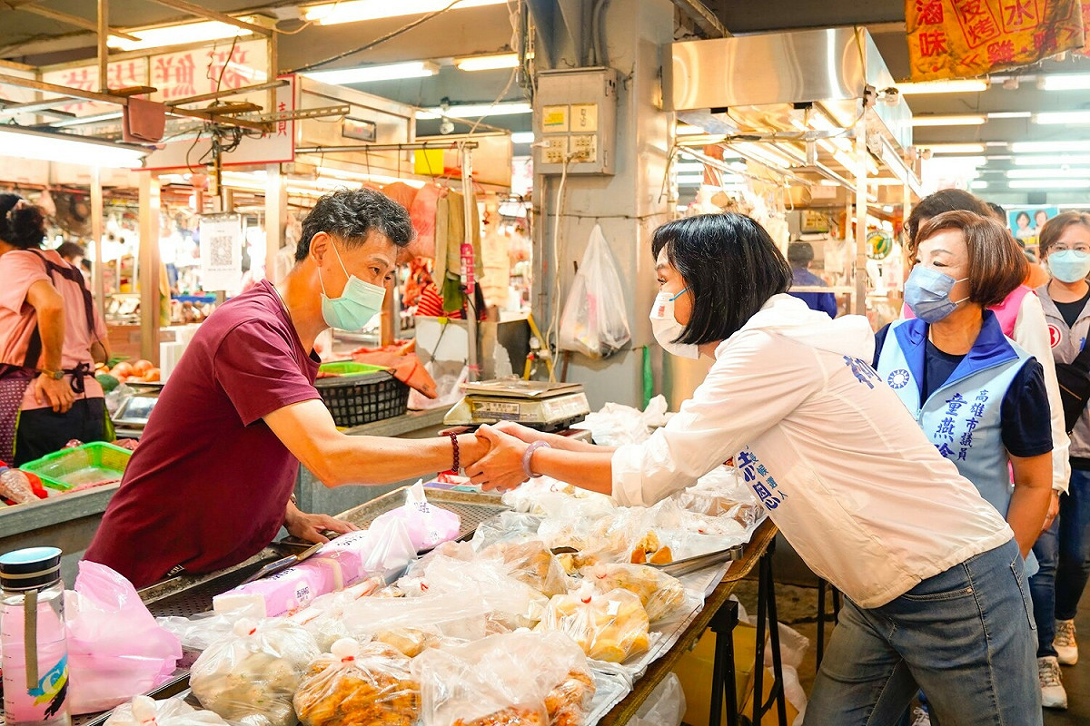 柯志恩(右二)緊握市場每一雙手。 圖：柯志恩競辦提供