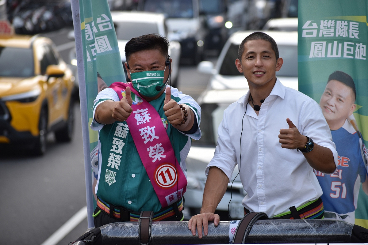 蘇致榮(左)請來高人氣的吳怡農陪車掃。 圖：蘇致榮競總/提供