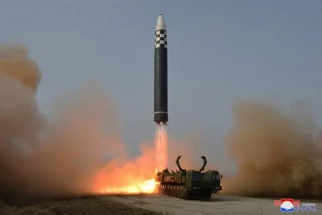 北韓2022年共實施37次進行武器試射、發射66枚彈道飛彈，對日韓附近海域造成危脅。圖為北韓發射洲際彈道導彈。 圖：翻攝朝中社(資料照片)