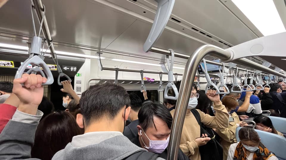自強號列車發生煞車皮咬死冒煙著火意外，旅客搭乘區間車至樹林站轉乘，造成車廂擁擠。 圖：翻攝合鐵事故通報平台
