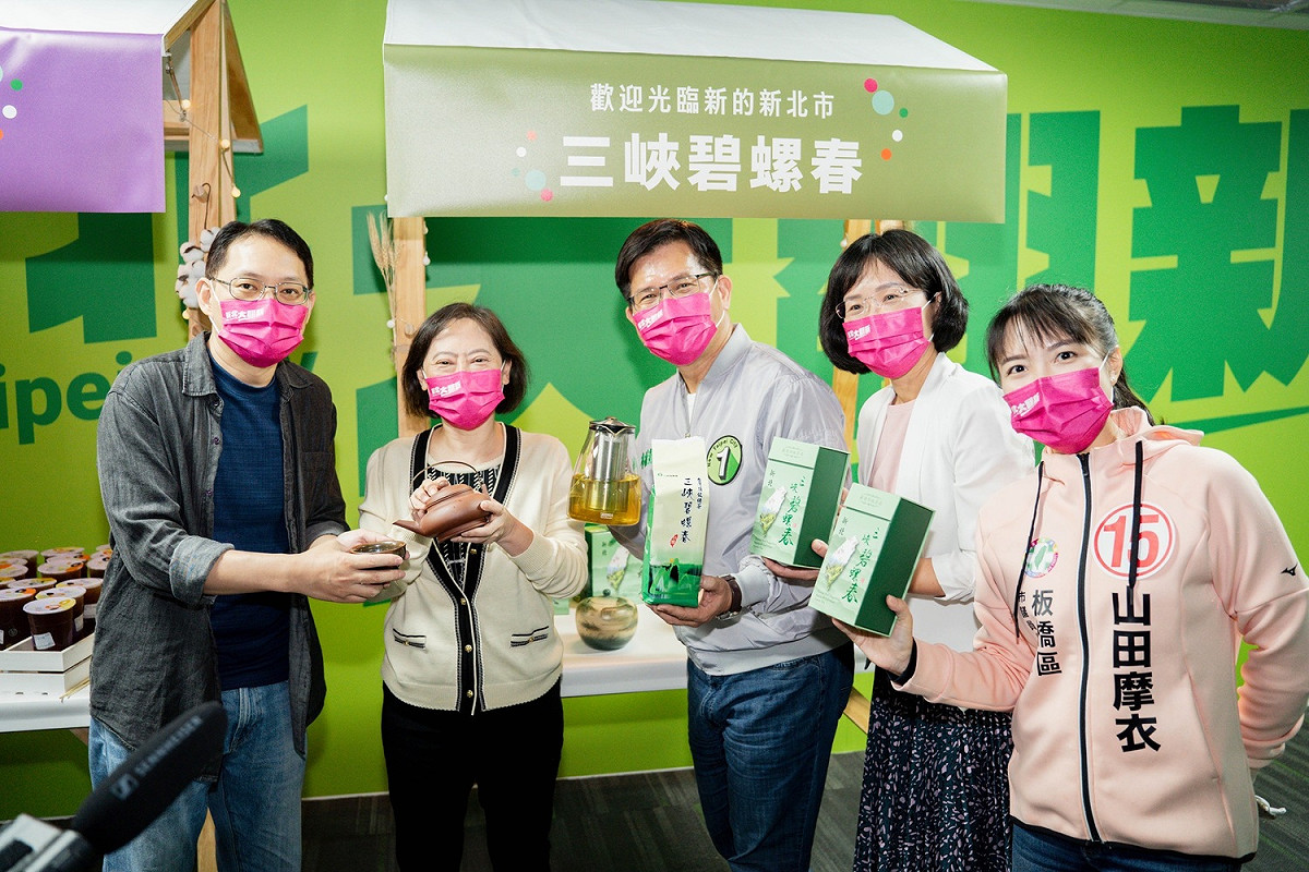 今(4)日首次進行公開活動，舉行《新的新北市》競選歌曲發表記者會，太太廖婉如、創作音樂人艾文、立委蘇巧慧、議員李坤城、議員候選人山田摩衣到場共襄盛舉。 圖：林競辦提供