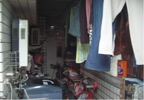 屋外型式熱水器錯誤裝設於加蓋陽台、通風不良處 圖：新北市消防局提供
