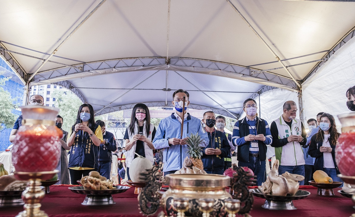 詹榮鋒（中）帶領施工團隊成員及地方民意代表，祈求林口吉祥公園開工順利。 圖：新北市工務局提供