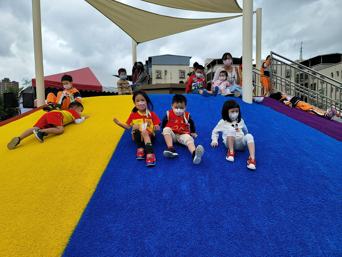 五股天乙公園內土丘仿草滑坡。 圖：新北市民政局提供
