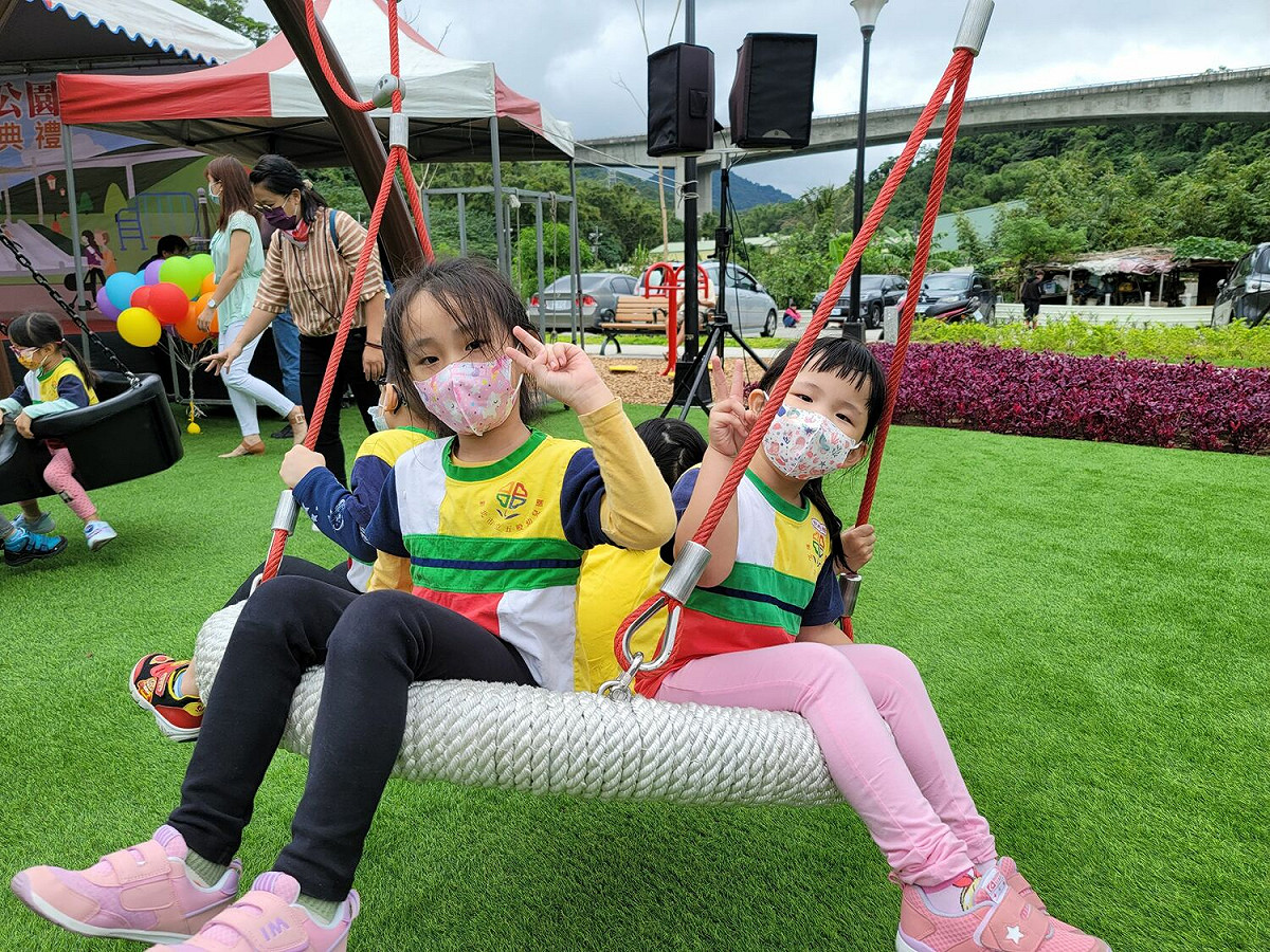五股天乙公園內盪鞦韆。 圖：新北市民政局提供