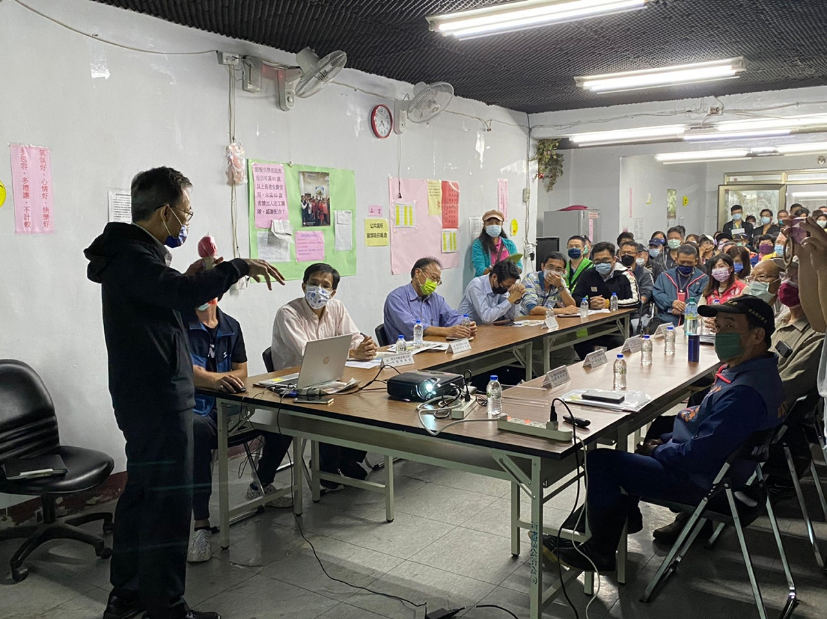 詹榮鋒（左）主持新店碧瑤、錦秀兩山莊擋土牆開裂、側溝溝底掏空等搶災說明會，吸引兩社區住戶關心。 圖：新北市工務局提供