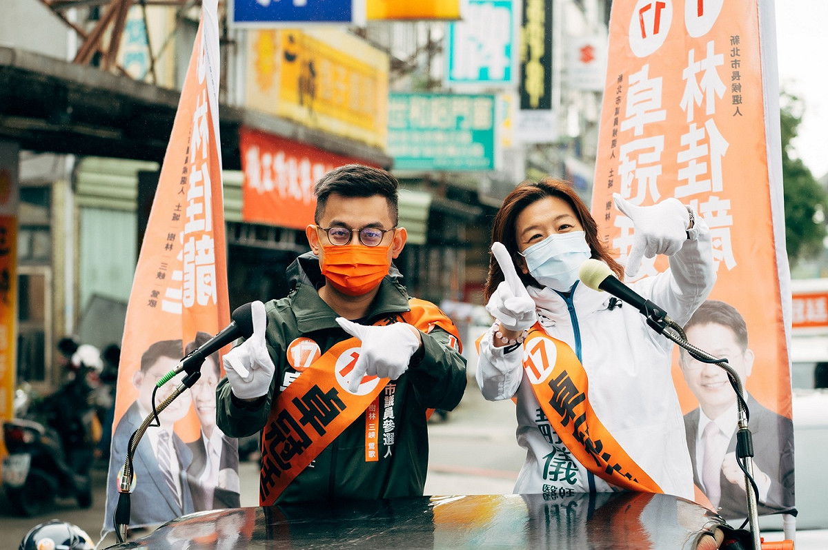 卓冠廷邀請立法委員林靜儀第三度到選區為其助陣。 圖：卓冠廷競辦／提供