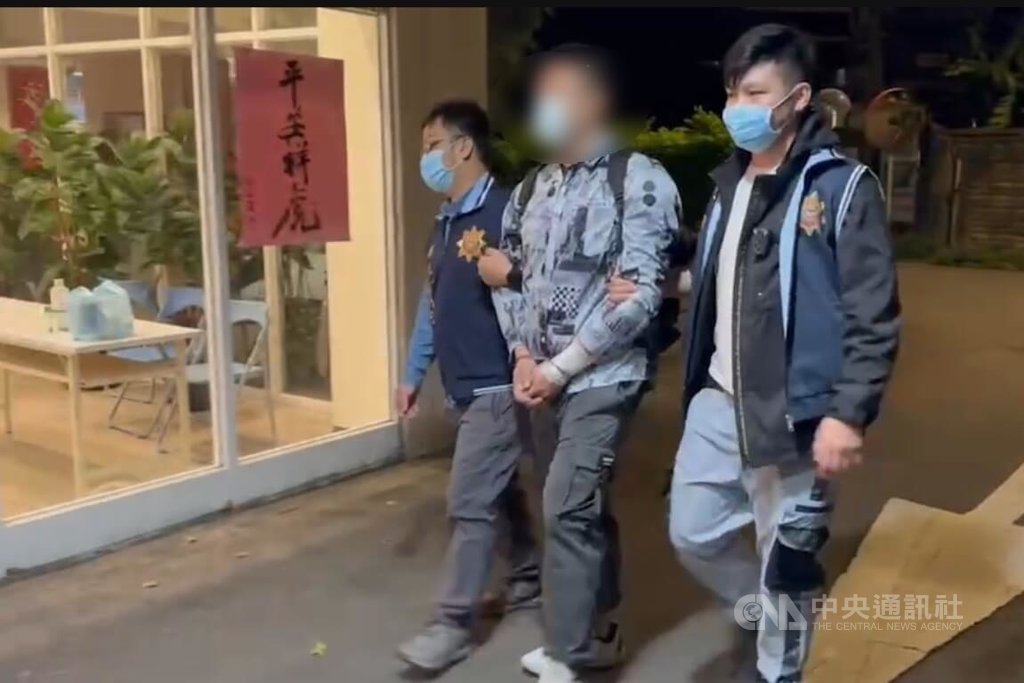 新北警方日前破獲囚禁凌虐受害者的詐騙集團；警方4日深夜在桃園市龜山區再逮捕1名35歲陳姓嫌犯(中)到案 圖/中央社