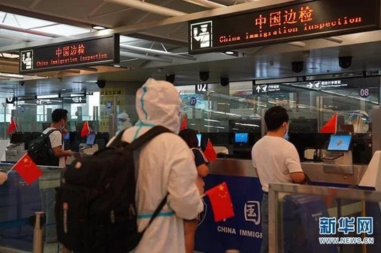 中國政府鬆綁防疫控管後，「移民」反成為網路熱搜詞。 圖:新華網