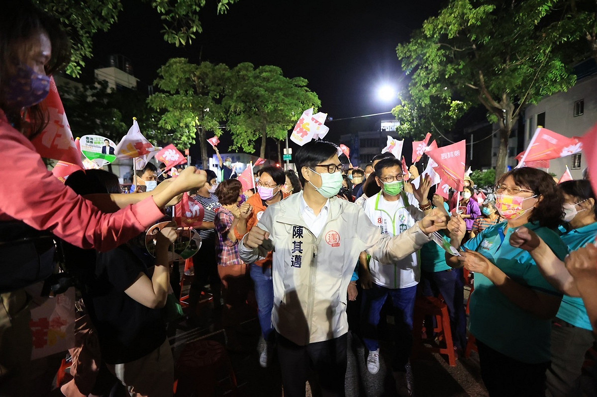 陳其邁(中)大進場與支持者擊掌。 圖：陳其邁競總提供