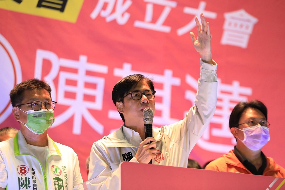 陳其邁(中)呼籲支持者一定要出來投票。 圖：陳其邁競總提供
