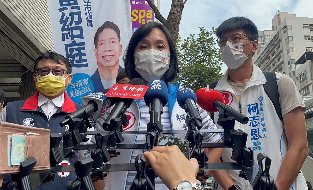柯志恩(中)質疑高雄市長電視辯論會提問人名單公正性。 圖：柯志恩競辦提供（資料照）