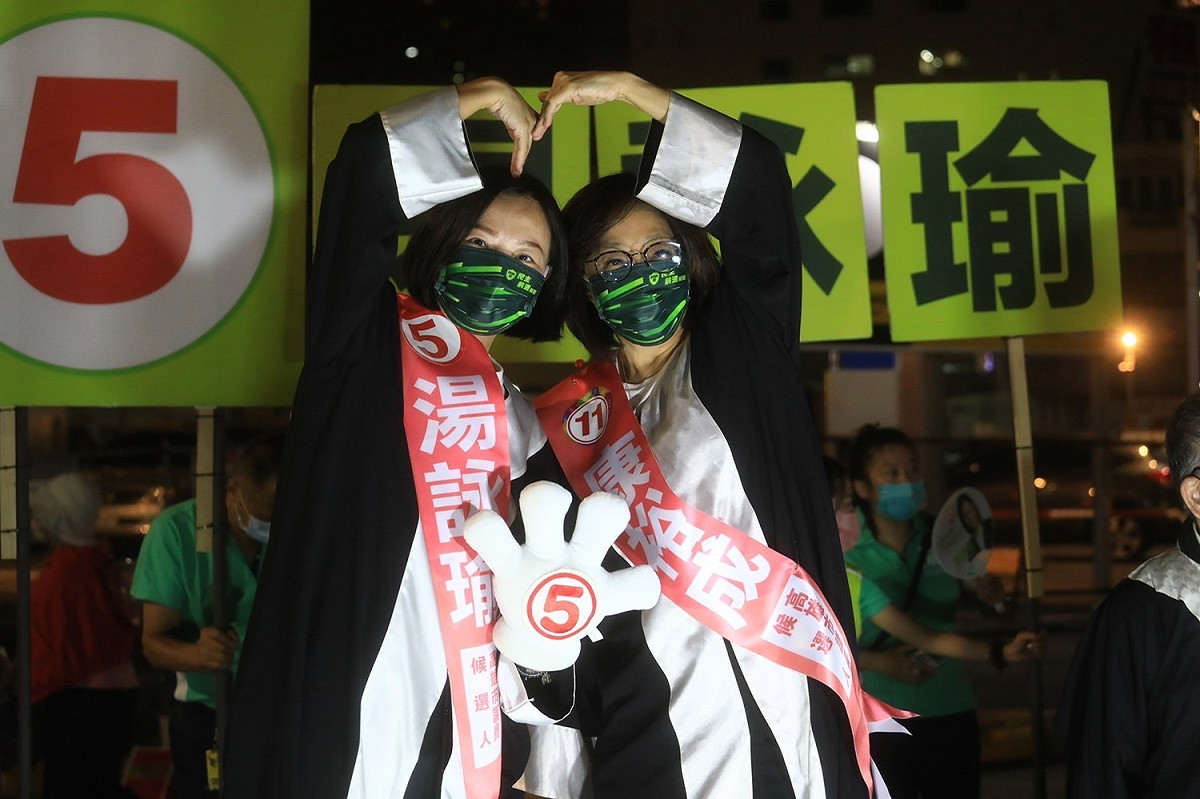 湯詠瑜(左)、與台大律師學姐康裕成。 圖：湯詠瑜競總提供