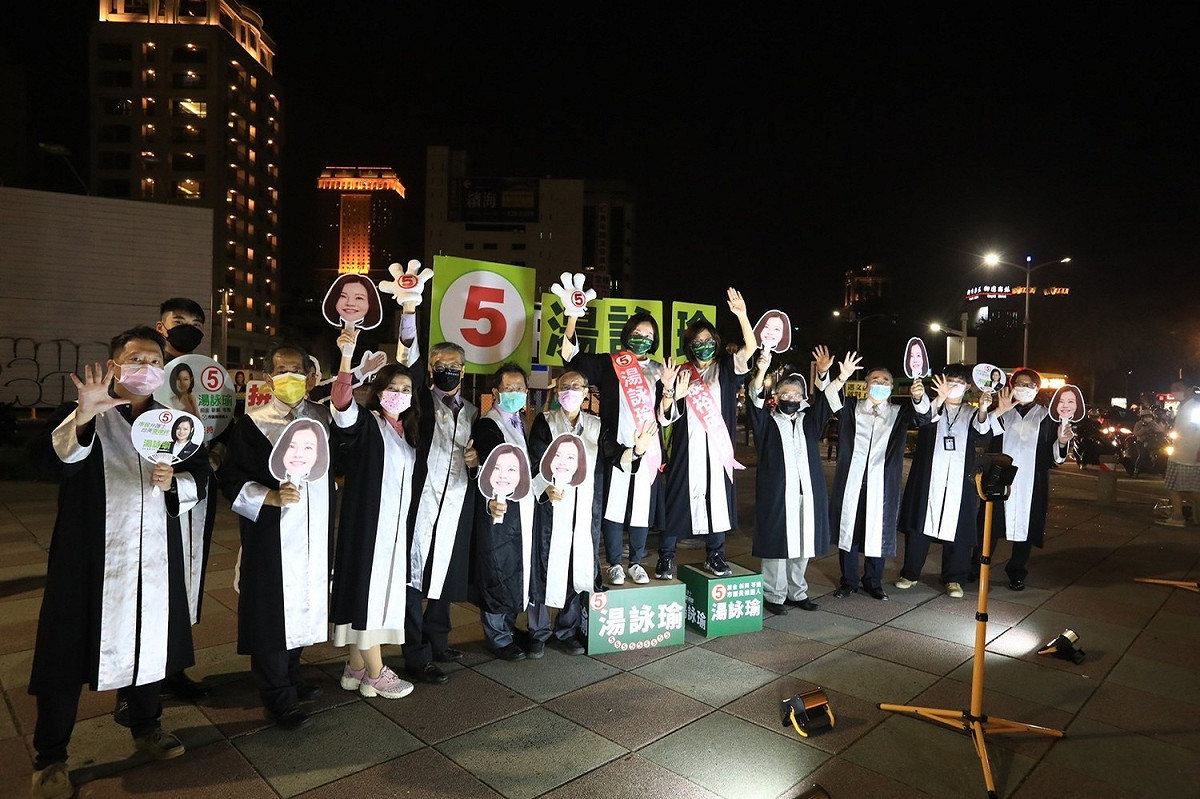 湯詠瑜律師後援會站路口拉票。 圖：湯詠瑜競總提供