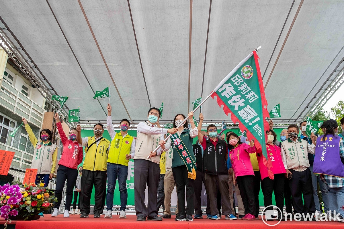 台南市長黃偉哲今日連跑多個議員競選總部成立大會，在尋求7連霸的市議員邱莉莉競選總部成立現場，黃偉哲表示未來在議會要推動市政順利、監督市政，最好的黃金陣容，就是邱莉莉帶頭。 圖：黃博郎／攝
