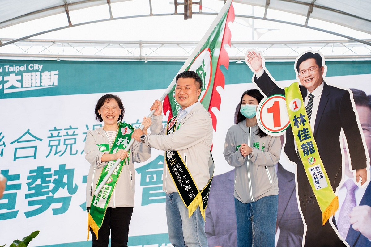 廖婉如授旗張志豪。 圖：林佳龍競辦提供
