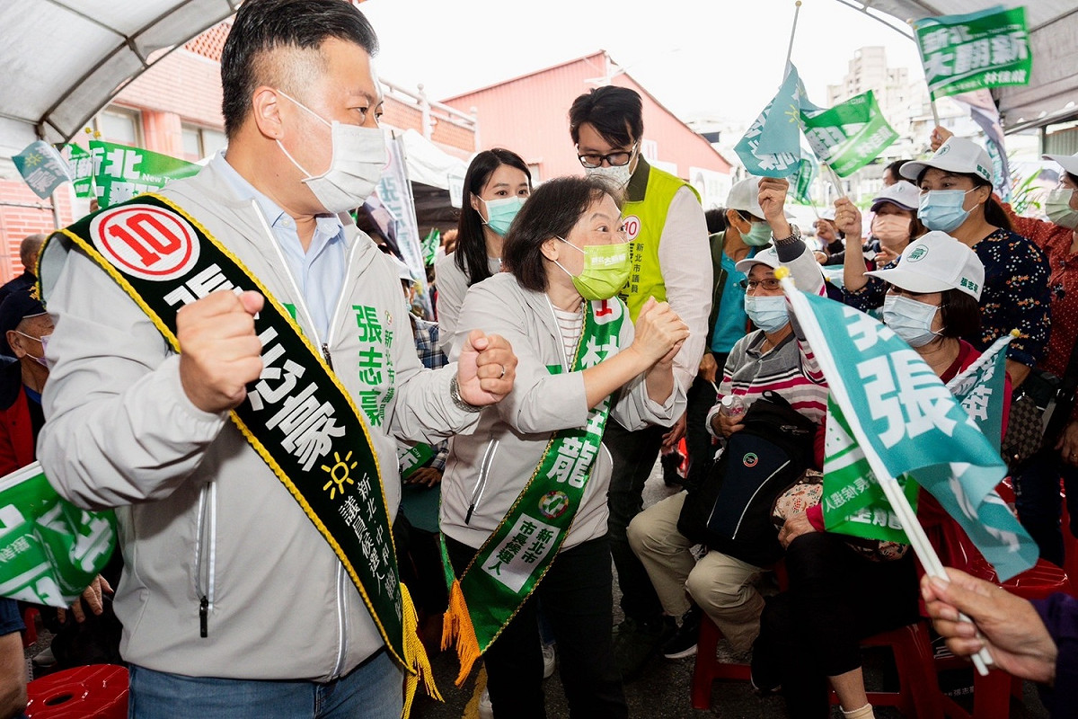 廖婉如偕張志豪拜票。 圖：林佳龍競辦提供