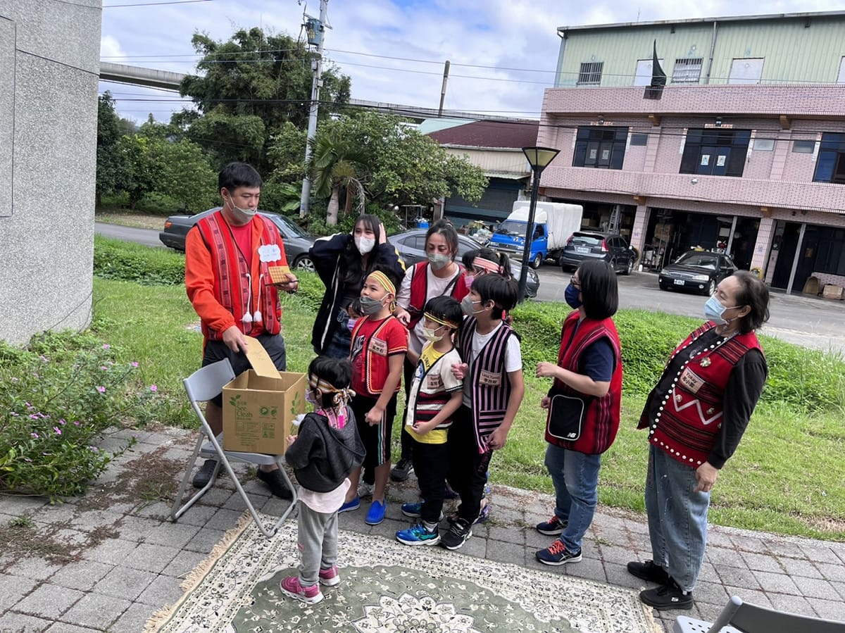 趣味闖關遊戲的進行，讓孩子們玩的不亦樂乎，原民局長羅美菁 (右一)也樂在其中。 圖：新北市政府原住民族行政局提供