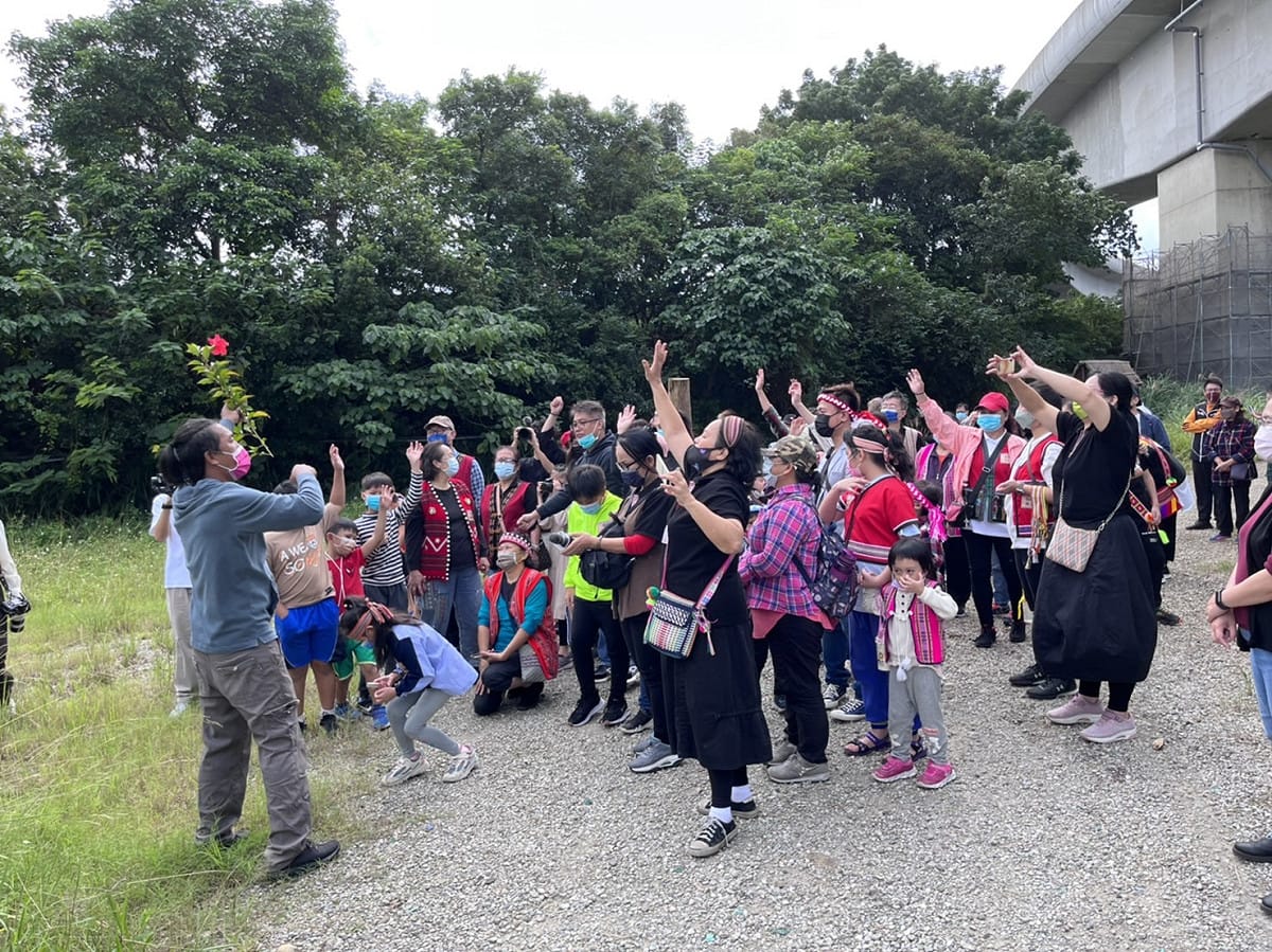 三峽原住民族生活文化園區農園，解說當地農園特色農作物。 圖：新北市政府原住民族行政局提供