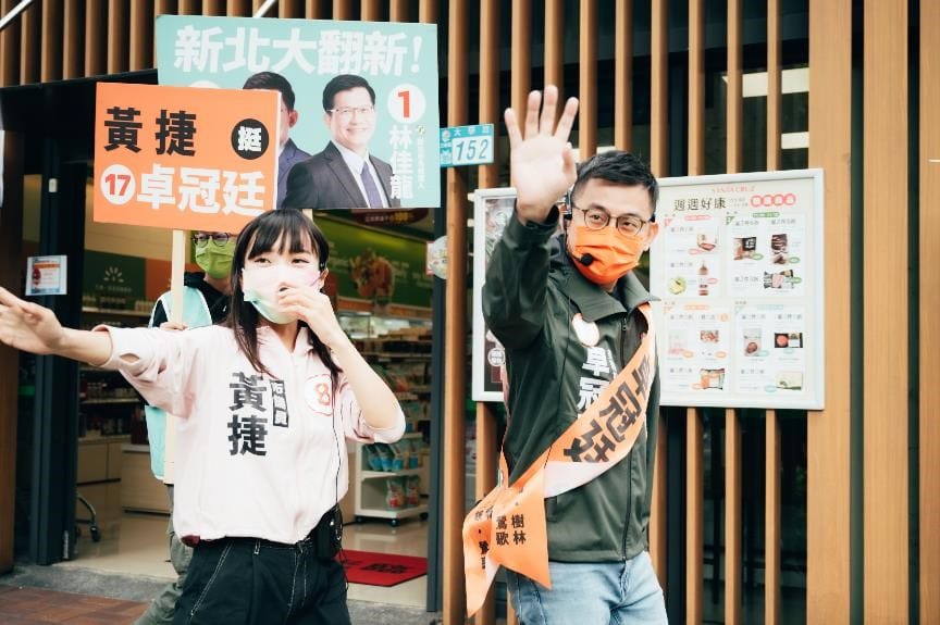 高雄市議員候選人黃捷陪同新北市議員候選人卓冠廷在北大社區掃街。 圖:卓冠廷競辦提供