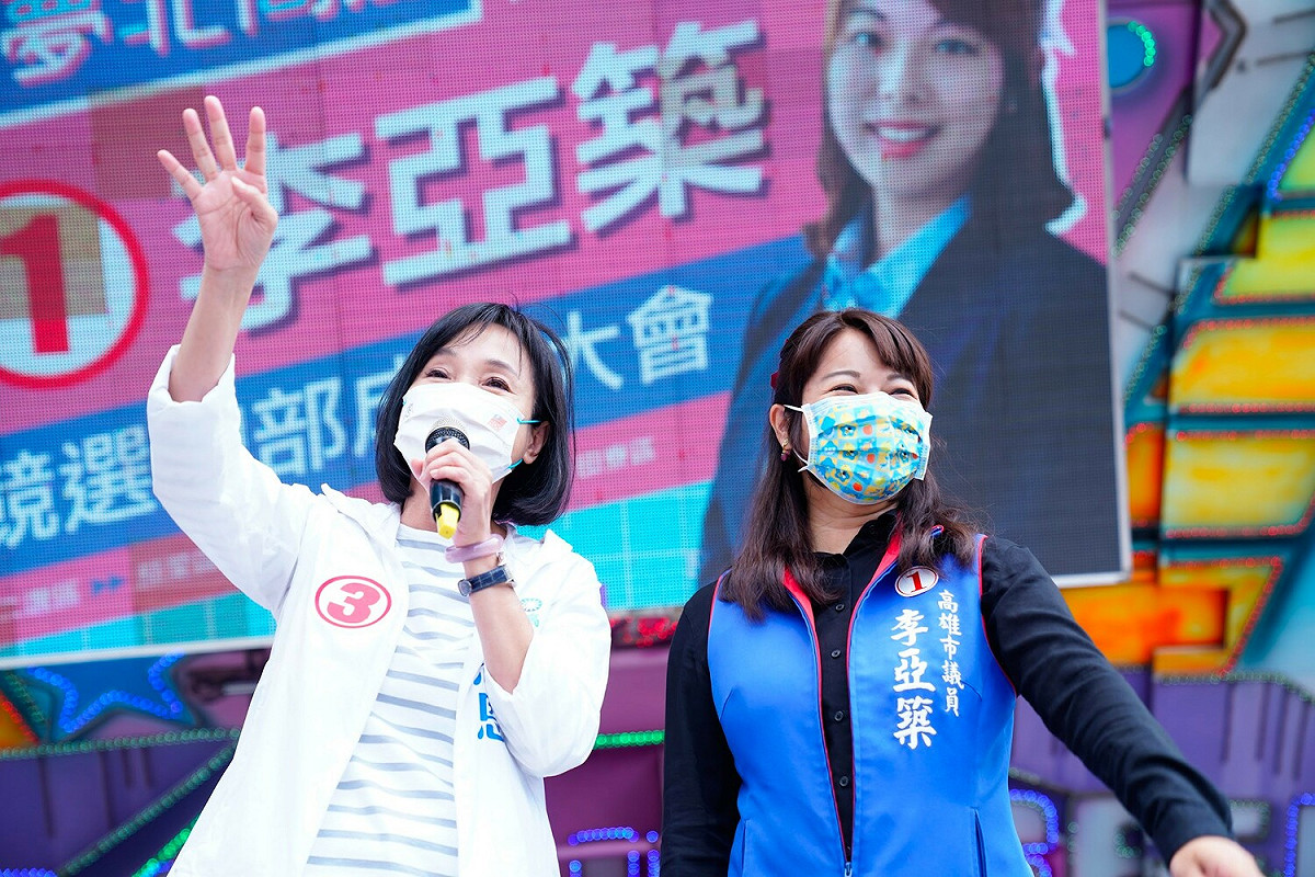 柯志恩(左)為李亞築競總立站台。 圖：柯志恩競辦提供