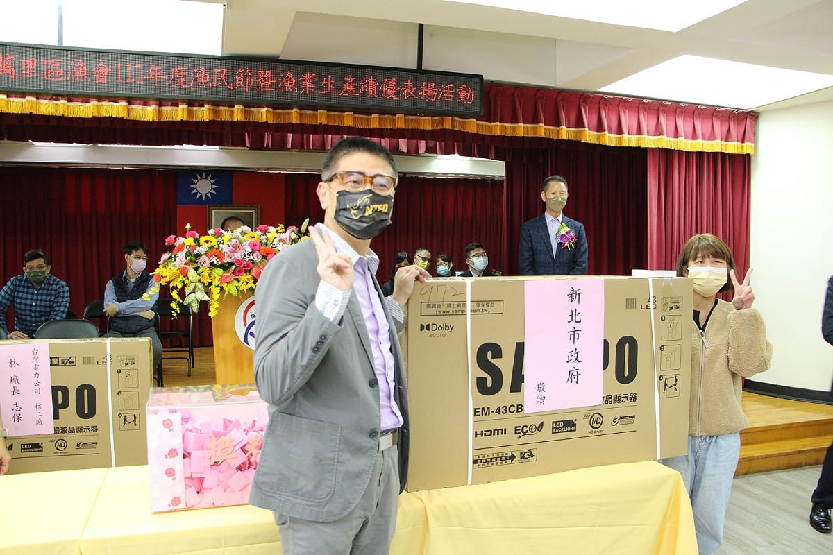 新北市農業局長李玟（左）與萬里區漁民朋友同慶漁民節。 圖：新北市漁業處提供