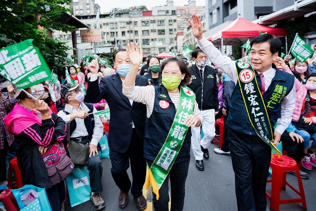 廖婉如與鍾宏仁在聯合競總成立時，努力拜票。 圖：林佳龍選辦提供
