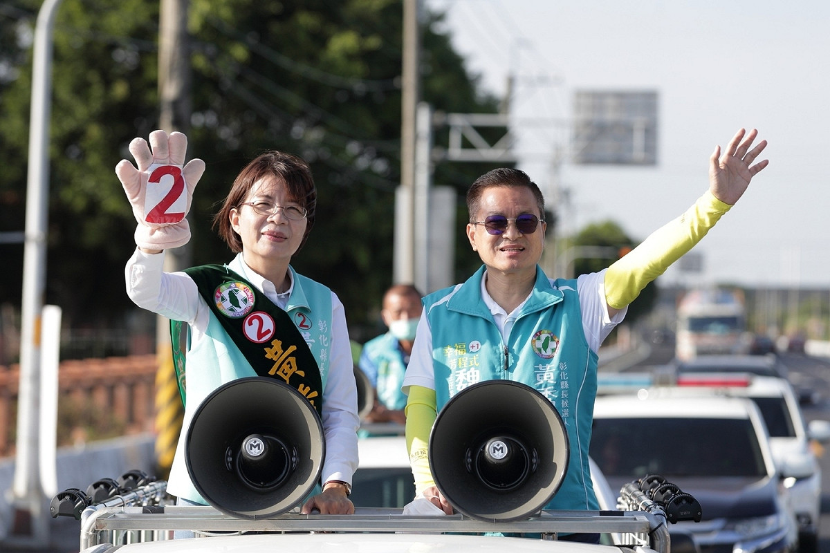 黃秀芳由前縣長魏明谷陪同在埤頭鄉掃街。 黃秀芳競選總部/提供