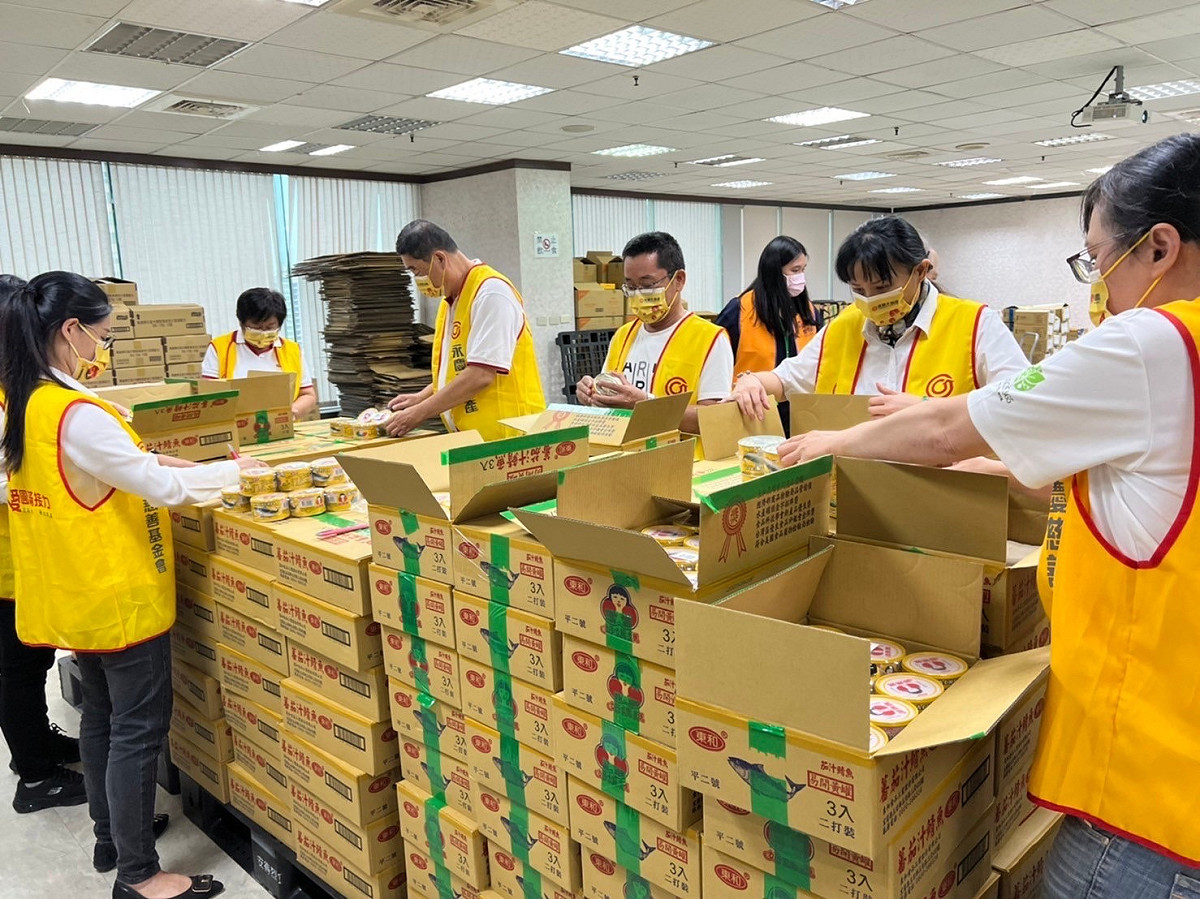 永泰地産員工協助包裝膳糧食物箱。 圖：永泰地產提供