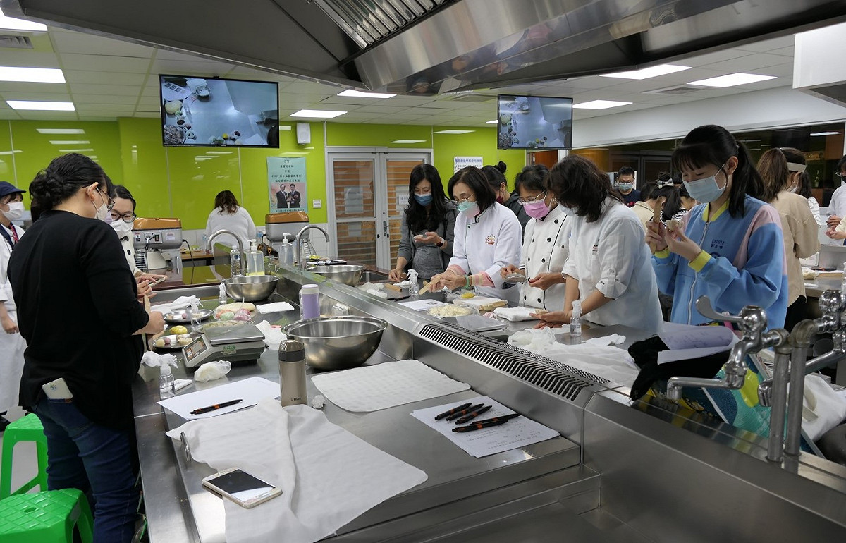 參與研習的高中職老師們，用心製作出美麗且健康低糖、色彩繽紛的和果子。 圖：醒吾科大提供