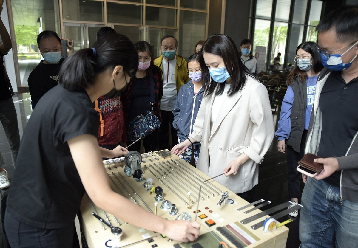 錢念群體驗「多功能電動壓力機」燙金體驗。 圖：新北市青年局提供