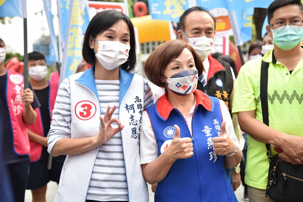 柯志恩(左)參選高雄市長全因童燕珍(中)一句話。 圖：柯志恩競辦提供